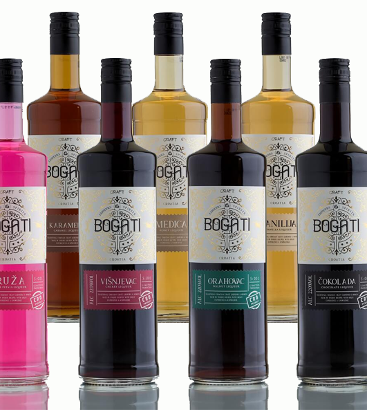 Bogati likeri: Ruža, Teranino, Višnjevac, Orahovac, Čokolada, Karamela, Vanilija, Medica i Teranino – bogatstvo okusa i tradicije u svakom gutljaju.